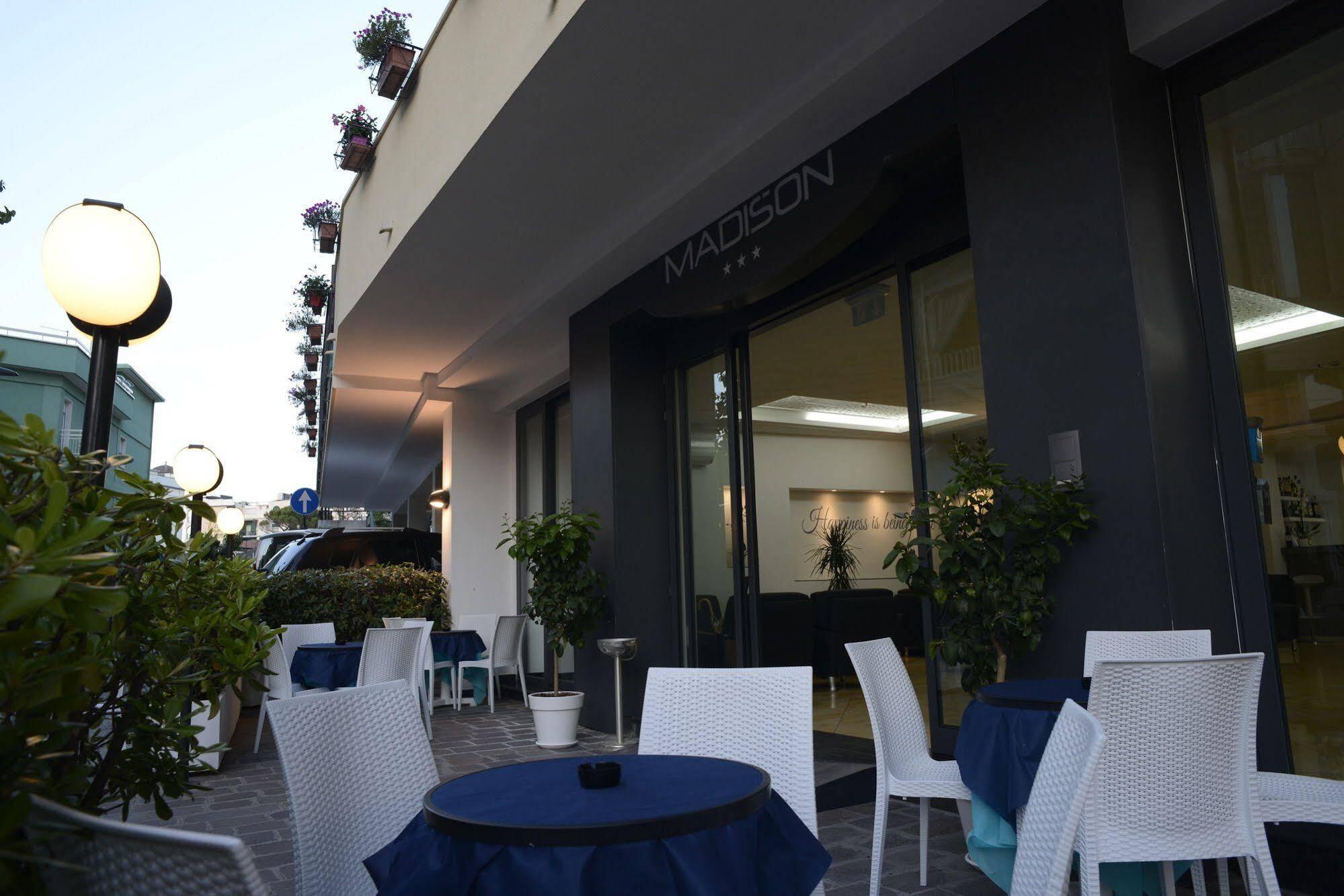 Hotel Madison Габиче Маре Екстериор снимка